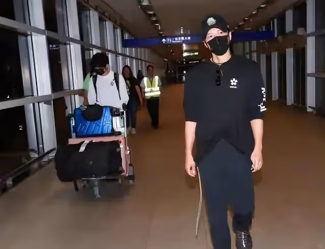 謝霆鋒帶長子返港,父子倆扮相似黑白雙俠,16歲Lucas身高引熱議