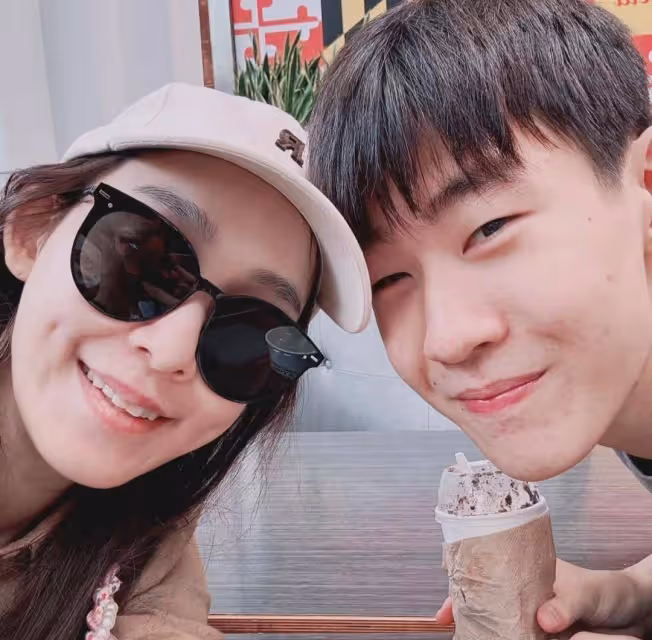 范瑋琪曬美國旅遊照,雙胞胎兒子一個像媽一個像爸,哥嫂罕同框