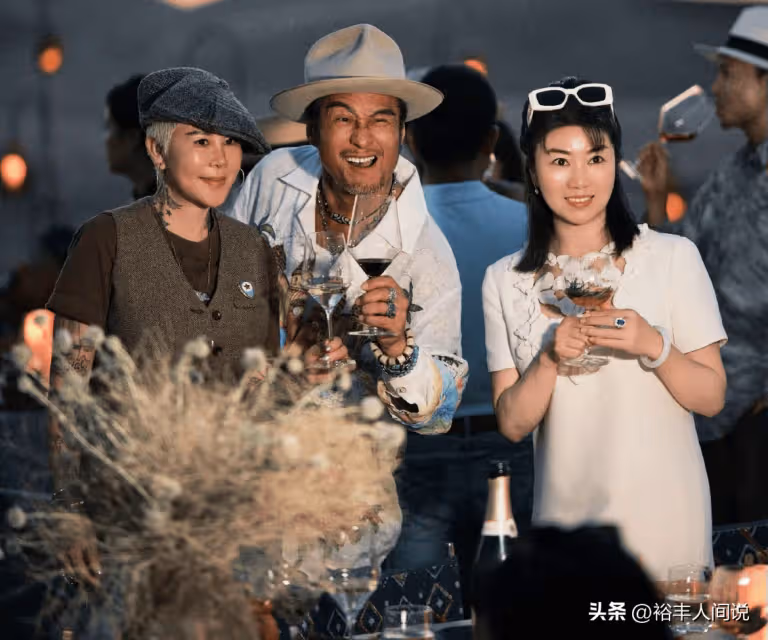 孫興攜富婆女友遊玩！親自修車露健碩肌肉，甜蜜告白：相伴到白頭