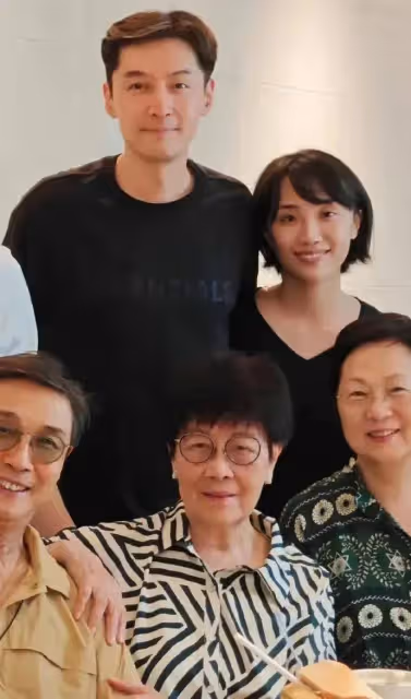 黃曦寧陪伴胡歌外出工作,胡歌一身白色西裝超帥氣,黃曦寧好普通