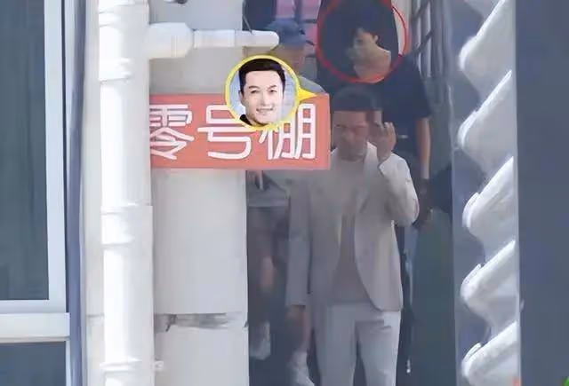 黃曦寧陪伴胡歌外出工作,胡歌一身白色西裝超帥氣,黃曦寧好普通