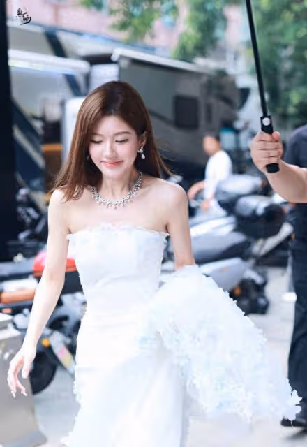 趙露思婚紗造型路透曝光,優雅純潔猶如白天鵝