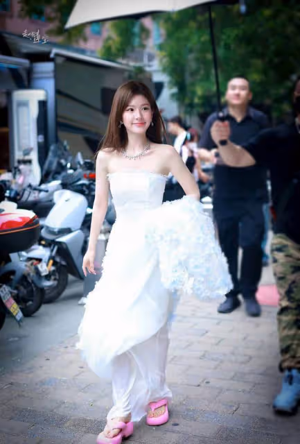 趙露思婚紗造型路透曝光,優雅純潔猶如白天鵝