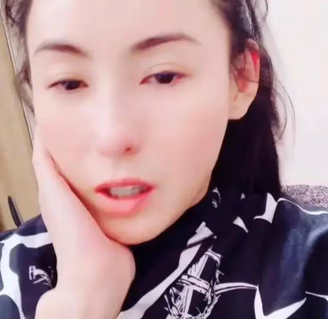 謝霆鋒聽說張柏芝病了,急忙趕往上海探望,拿出800萬給她治病