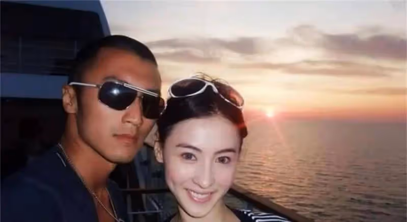 謝霆鋒聽說張柏芝病了,急忙趕往上海探望,拿出800萬給她治病
