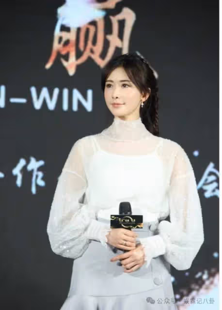 扮嫩惹爭議!50歲林志玲學生裝照曝光,網友群嘲:活脫老阿姨裝嫩
