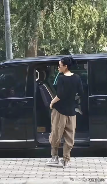 55歲王菲最新街拍驚艷了!簡單白T恤亂蓬蓬髮超A質感,與謝霆鋒恩愛反遭群嘲
