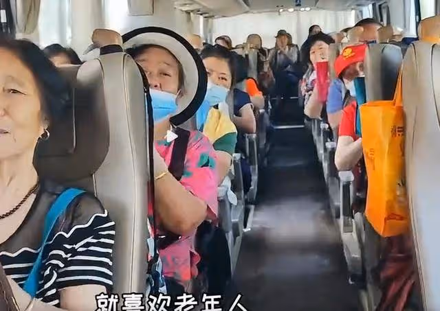 喝粥啃饅頭，被人逼購物⋯⋯揭開低價旅遊團真相