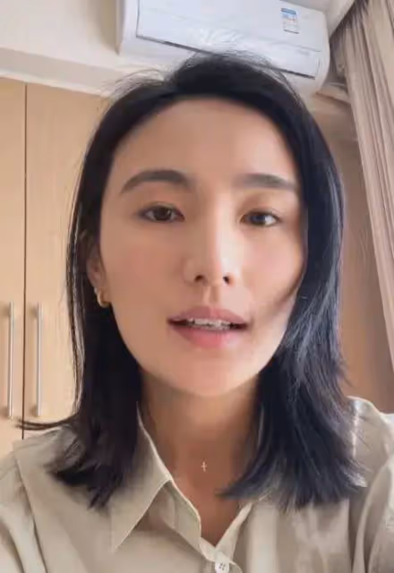 李亞鵬直播拉著妻子唱《因為愛情》，妻子：想聽你和菲姐唱