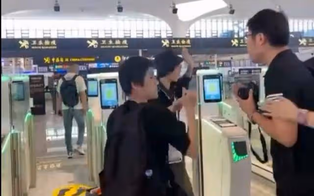 61歲葉童被嚇懵！她回應機場被罵：愛是克制