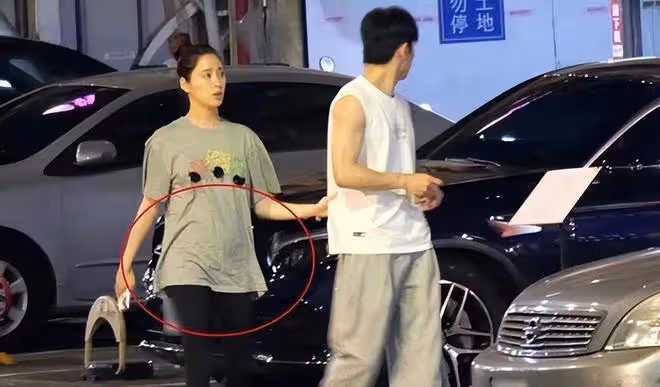 歐陽妮妮懷孕!街頭打哈欠孕味十足,挺孕肚猜測接近4個月