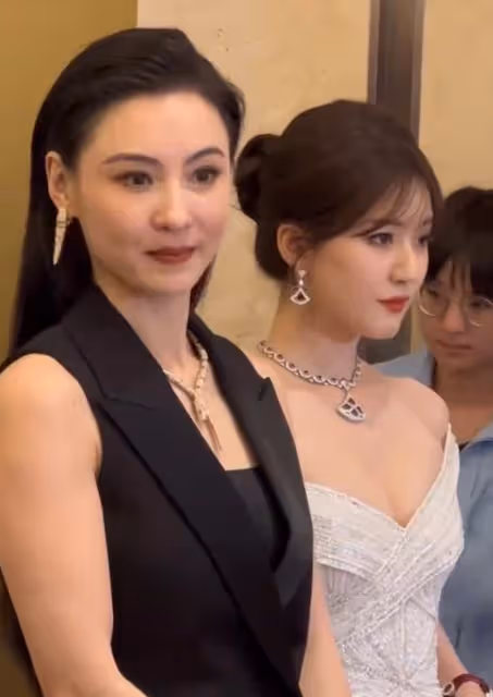 張柏芝久未露面,她又瘦了好多,微笑著和粉絲玩魔術心情好