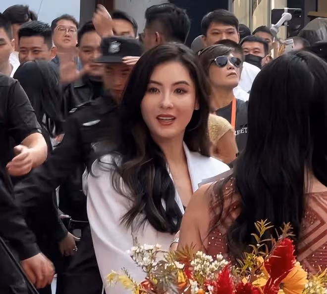 張柏芝久未露面,她又瘦了好多,微笑著和粉絲玩魔術心情好