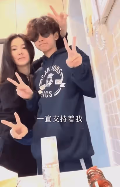 張柏芝久未露面,她又瘦了好多,微笑著和粉絲玩魔術心情好