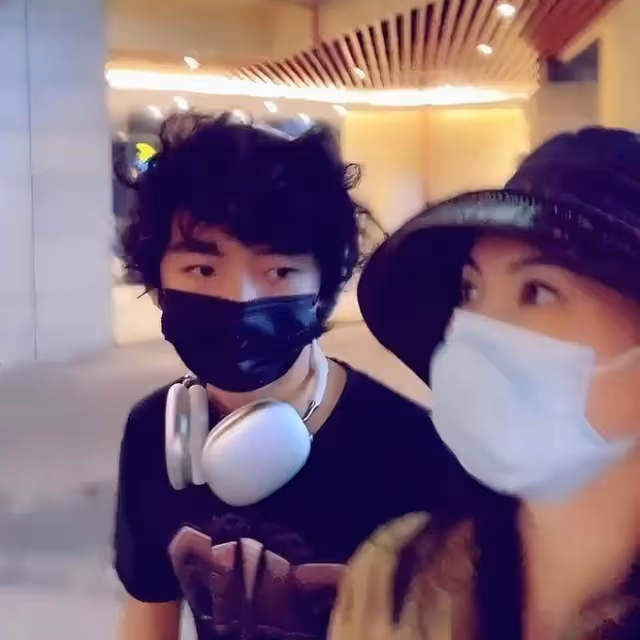 張柏芝久未露面,她又瘦了好多,微笑著和粉絲玩魔術心情好