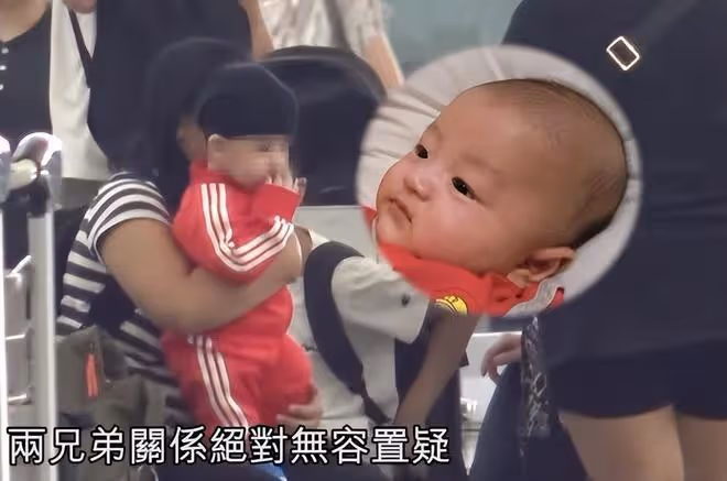 張柏芝久未露面,她又瘦了好多,微笑著和粉絲玩魔術心情好