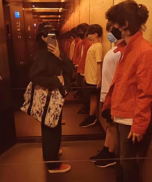 張柏芝久未露面,她又瘦了好多,微笑著和粉絲玩魔術心情好