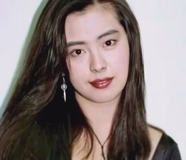 王祖賢在溫哥華隱居20年,不工作不拍戲,錢是從哪兒來?