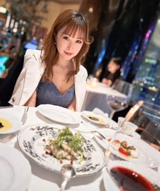 前TVB小花38歲生日仍一副童顏!穿紅裙小露性感,身材讓人慕了