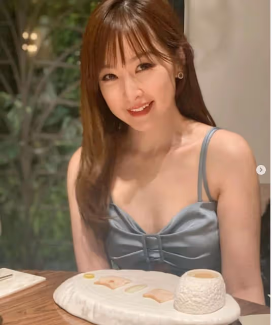 前TVB小花38歲生日仍一副童顏!穿紅裙小露性感,身材讓人慕了