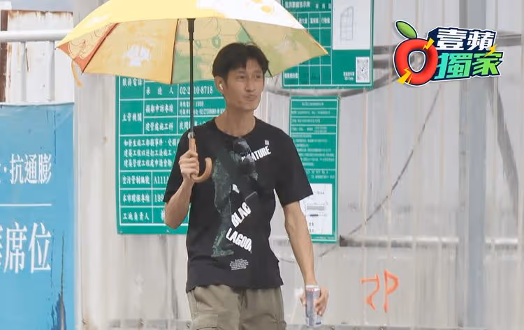 獨家直擊｜唐治平終認母屍！颱風夜灑酒敬母10小時　沿路丟包隨身物進花博過夜