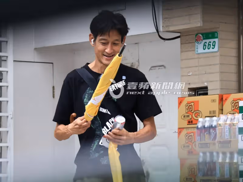 獨家直擊｜唐治平終認母屍！颱風夜灑酒敬母10小時　沿路丟包隨身物進花博過夜