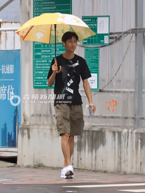 獨家直擊｜唐治平終認母屍！颱風夜灑酒敬母10小時　沿路丟包隨身物進花博過夜
