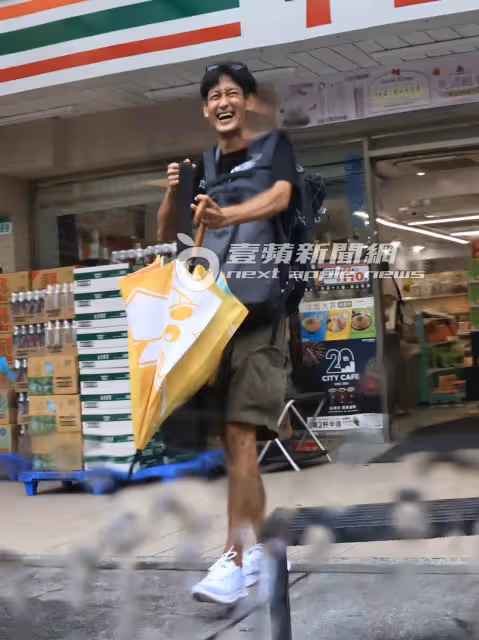 獨家直擊｜唐治平終認母屍！颱風夜灑酒敬母10小時　沿路丟包隨身物進花博過夜