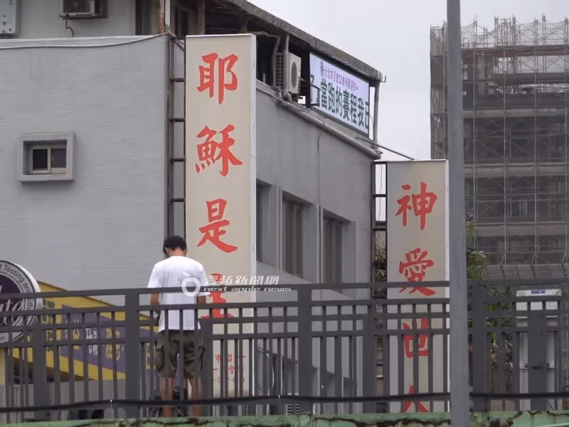 獨家直擊｜唐治平終認母屍！颱風夜灑酒敬母10小時　沿路丟包隨身物進花博過夜