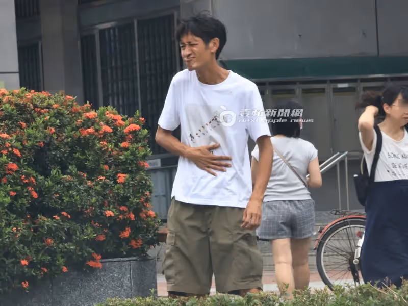 獨家直擊｜唐治平終認母屍！颱風夜灑酒敬母10小時　沿路丟包隨身物進花博過夜