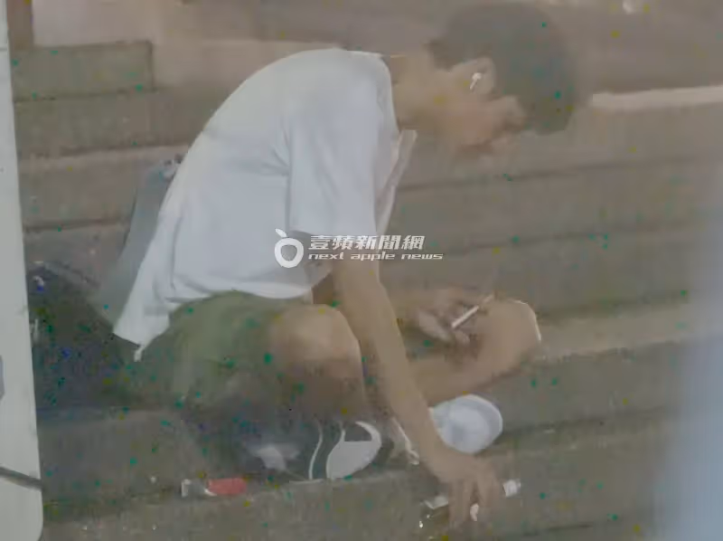 獨家直擊｜唐治平終認母屍！颱風夜灑酒敬母10小時　沿路丟包隨身物進花博過夜