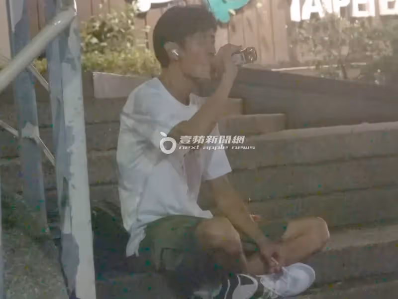 獨家直擊｜唐治平終認母屍！颱風夜灑酒敬母10小時　沿路丟包隨身物進花博過夜