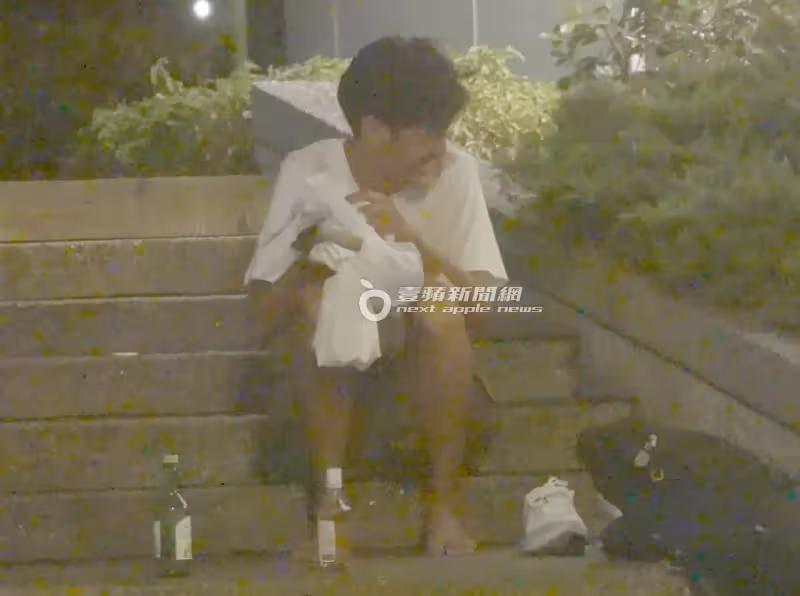 獨家直擊｜唐治平終認母屍！颱風夜灑酒敬母10小時　沿路丟包隨身物進花博過夜