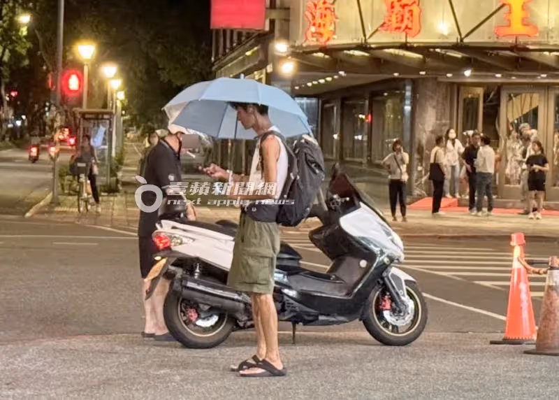 獨家直擊｜唐治平終認母屍！颱風夜灑酒敬母10小時　沿路丟包隨身物進花博過夜