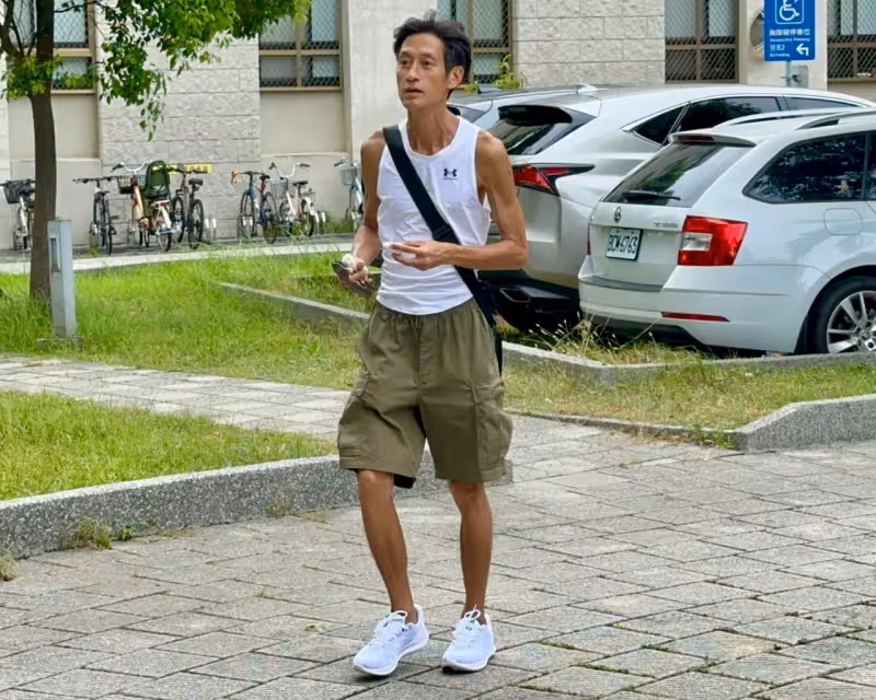 獨家直擊｜唐治平終認母屍！颱風夜灑酒敬母10小時　沿路丟包隨身物進花博過夜