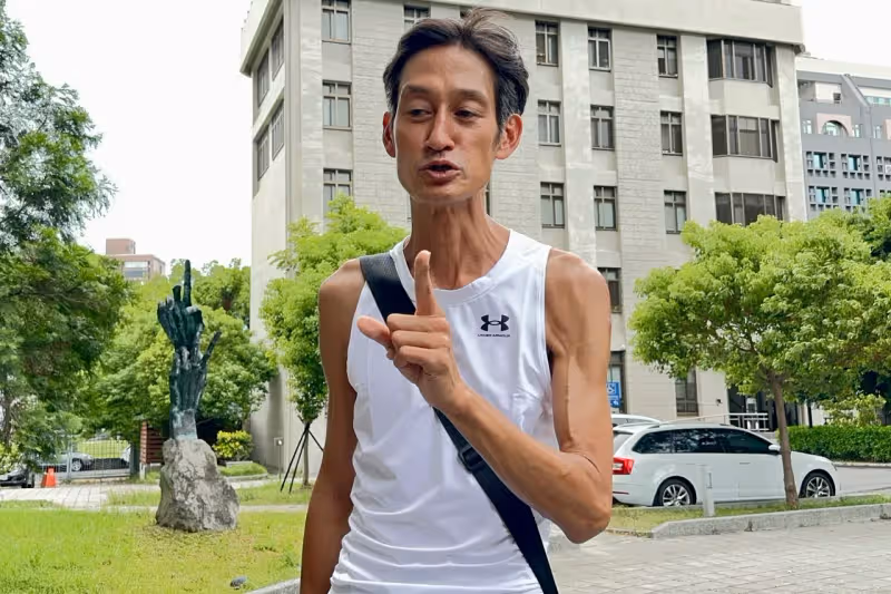 獨家直擊｜唐治平終認母屍！颱風夜灑酒敬母10小時　沿路丟包隨身物進花博過夜