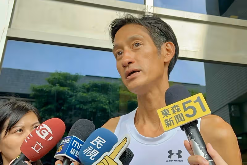 獨家直擊｜唐治平終認母屍！颱風夜灑酒敬母10小時　沿路丟包隨身物進花博過夜