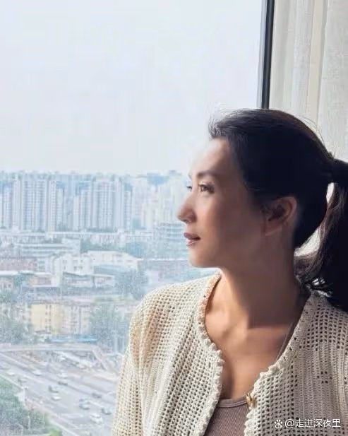 《花少6》資本硬塞到9人,座位和咖位不匹配,陳好被擠到一旁角落
