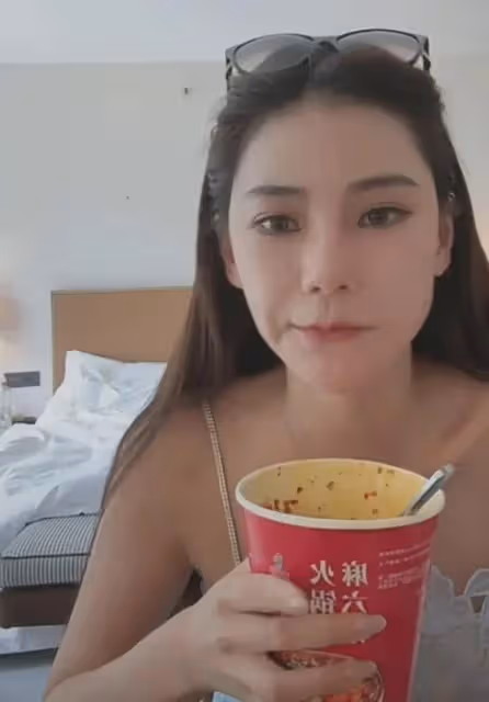 汪小菲直播出意外！碰掉手機美顏突然關了！馬筱梅暴露真實容貌！