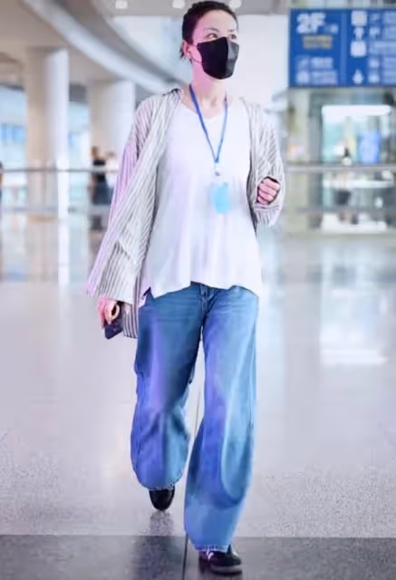 王菲陪李嫣做手術後返京:李嫣戴帽子遮面,王菲神情嚴肅顯憔悴