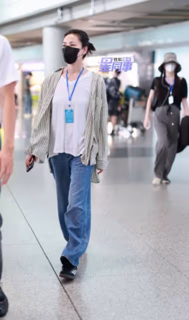 王菲陪李嫣做手術後返京:李嫣戴帽子遮面,王菲神情嚴肅顯憔悴