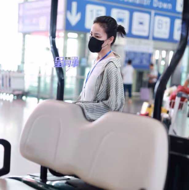 王菲陪李嫣做手術後返京:李嫣戴帽子遮面,王菲神情嚴肅顯憔悴