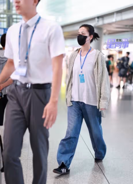 王菲陪李嫣做手術後返京:李嫣戴帽子遮面,王菲神情嚴肅顯憔悴