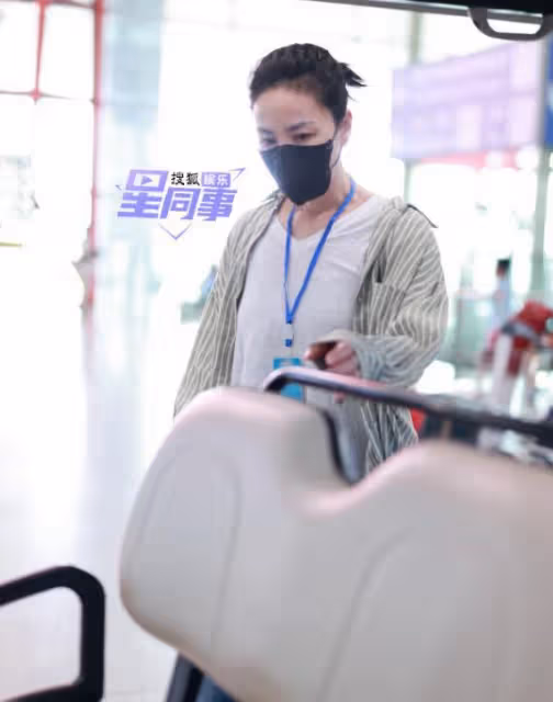 王菲陪李嫣做手術後返京:李嫣戴帽子遮面,王菲神情嚴肅顯憔悴