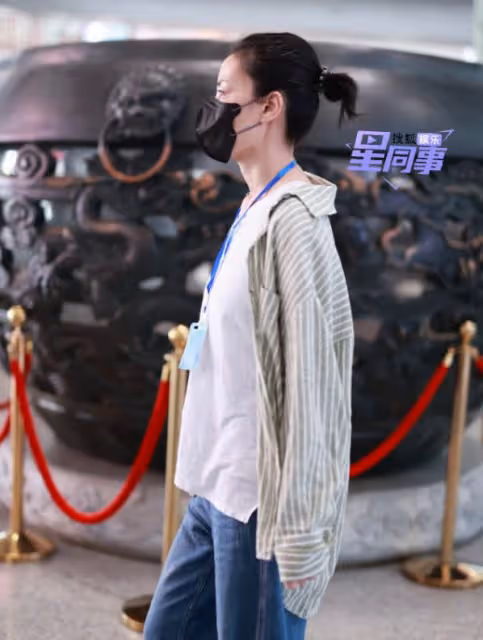 王菲陪李嫣做手術後返京:李嫣戴帽子遮面,王菲神情嚴肅顯憔悴