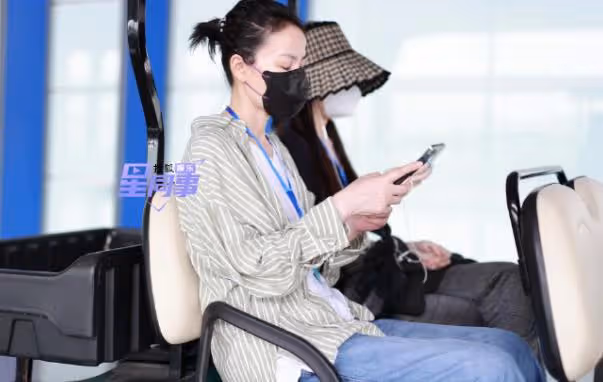 王菲陪李嫣做手術後返京:李嫣戴帽子遮面,王菲神情嚴肅顯憔悴
