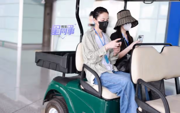 王菲陪李嫣做手術後返京:李嫣戴帽子遮面,王菲神情嚴肅顯憔悴