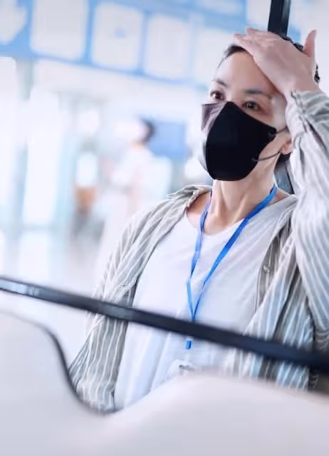 王菲陪李嫣做手術後返京:李嫣戴帽子遮面,王菲神情嚴肅顯憔悴