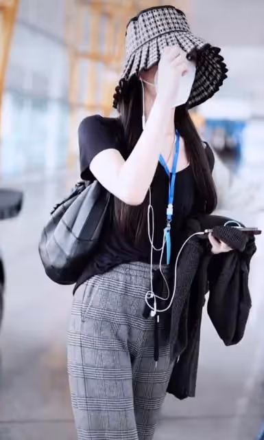 王菲陪李嫣做手術後返京:李嫣戴帽子遮面,王菲神情嚴肅顯憔悴