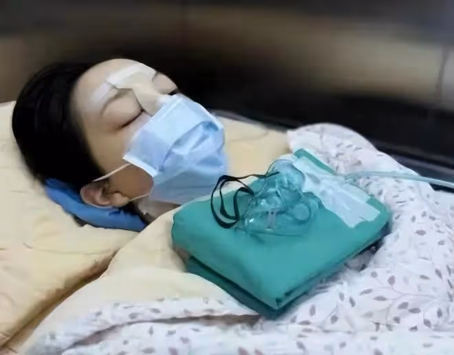 王菲陪李嫣做手術後返京:李嫣戴帽子遮面,王菲神情嚴肅顯憔悴